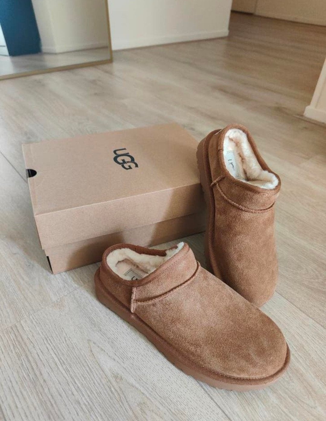 UGG Classic Slipper - Nieuw in doos, Ophalen of Verzenden, Nieuw, Bruin