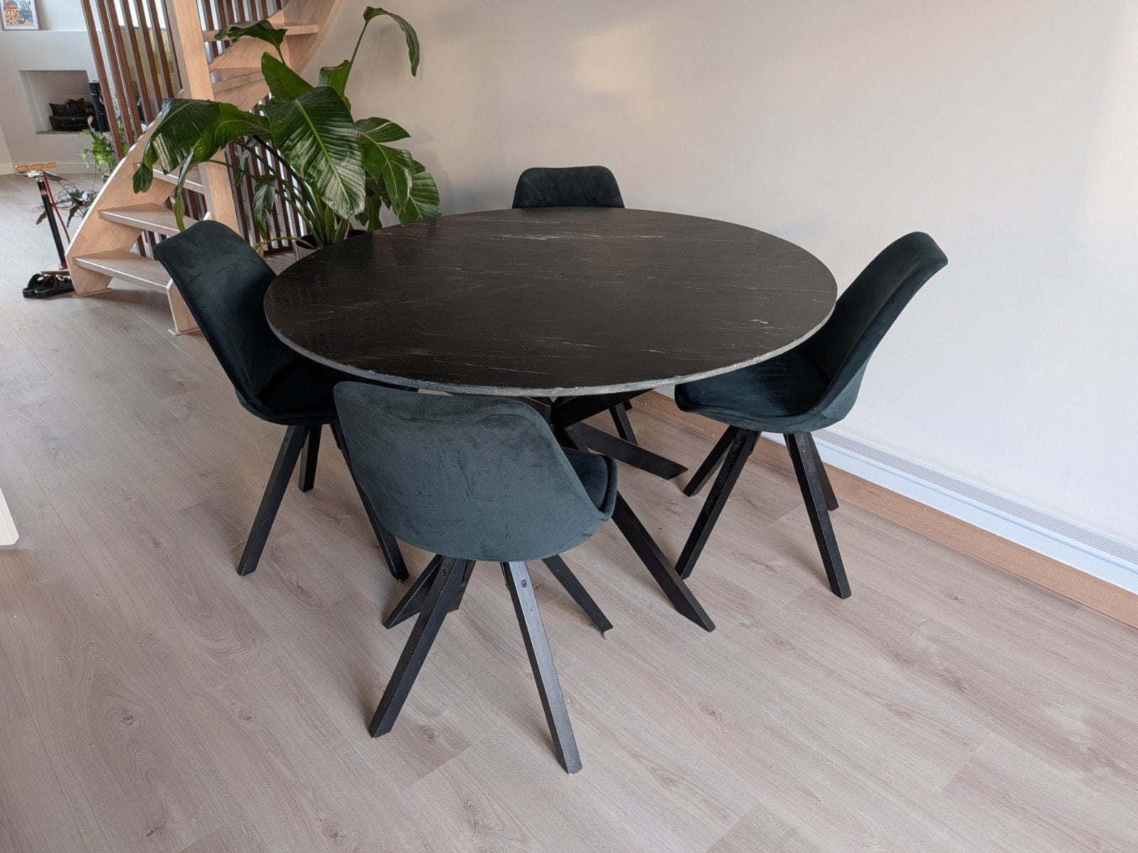 Ronde marmeren Eleonora eettafel met 4 groene velvet stoelen, Ophalen, Overige materialen, Gebruikt, Rond