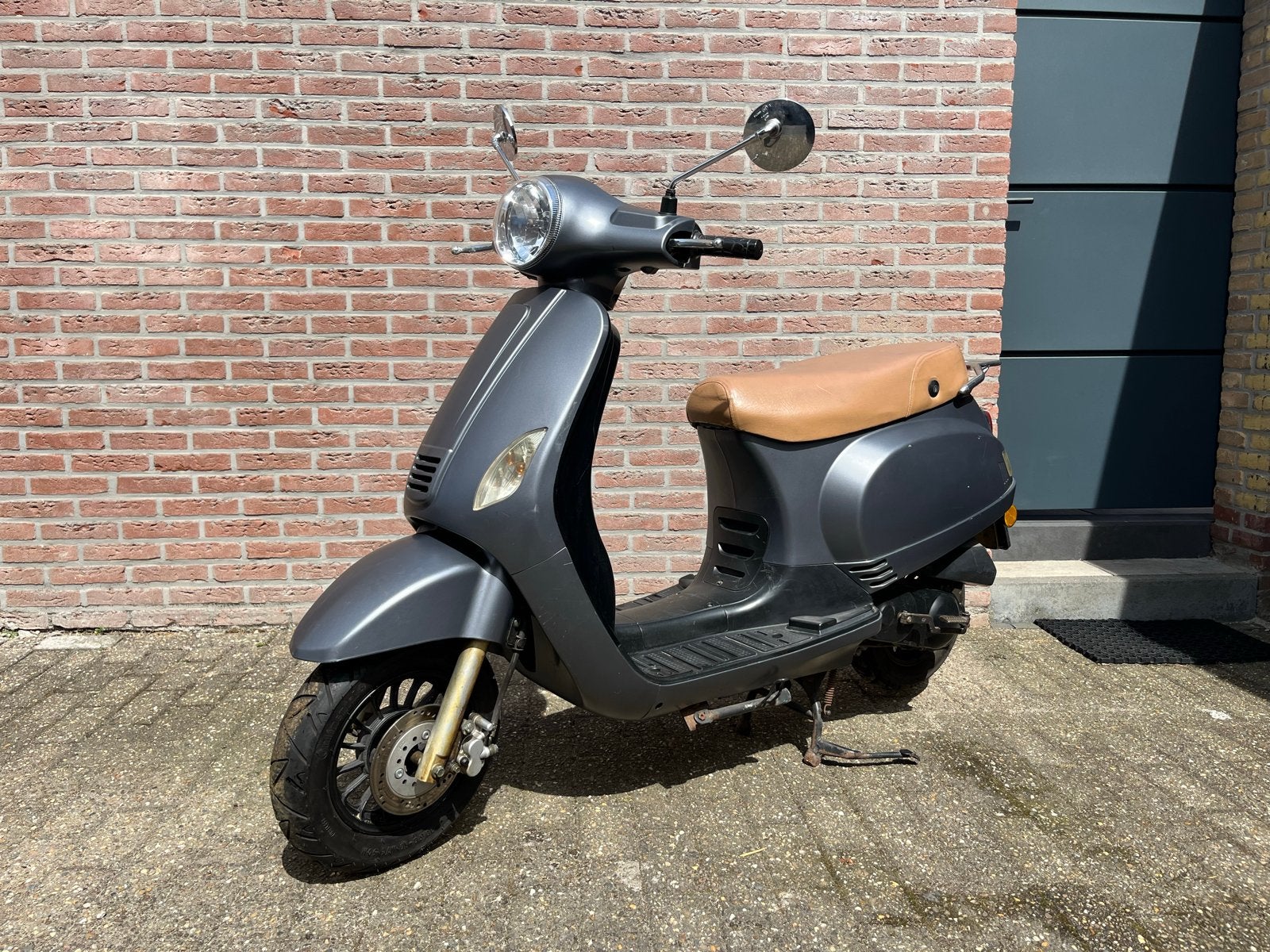 Grijze scooter met bruin zadel, incl. windscherm, Ophalen, Gebruikt, Overige modellen, Benzine