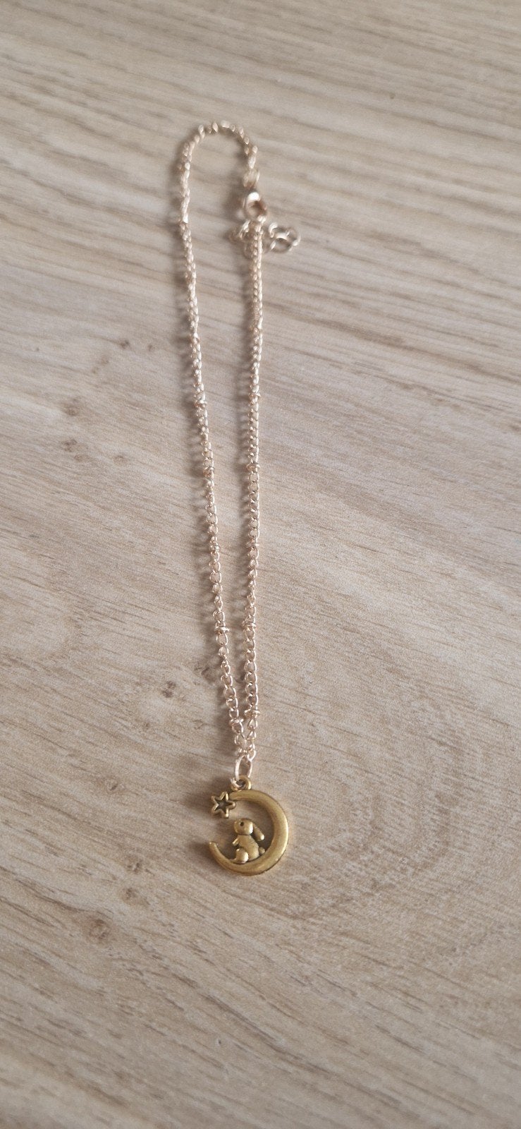 Gouden ketting met konijn op maan hanger, Ophalen of Verzenden, Zo goed als nieuw, Goud, Overige materialen