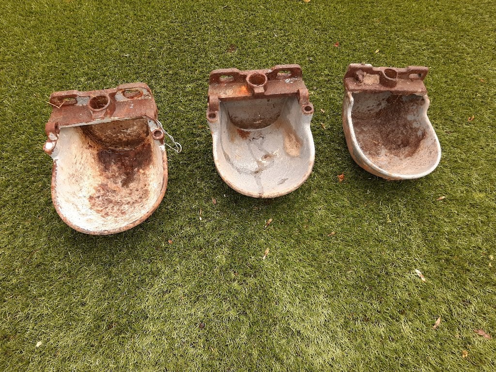 3 oude vee drinkbakken ( prijs per stuk), Dieren en Toebehoren, Overige Dieren-accessoires, Ophalen, Gebruikt