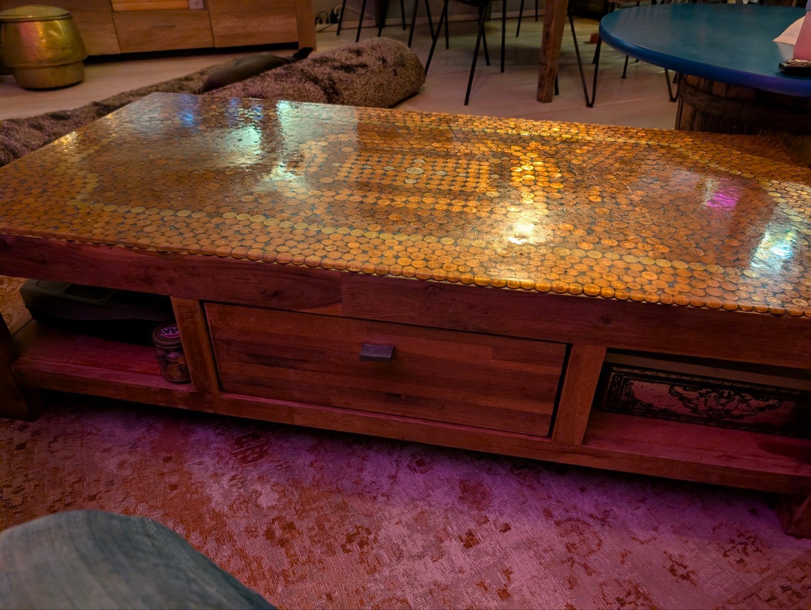 Unieke salontafel met ingelegde munten (130x65x36 cm), Overige materialen, Gebruikt, 100 tot 150 cm, 50 tot 100 cm