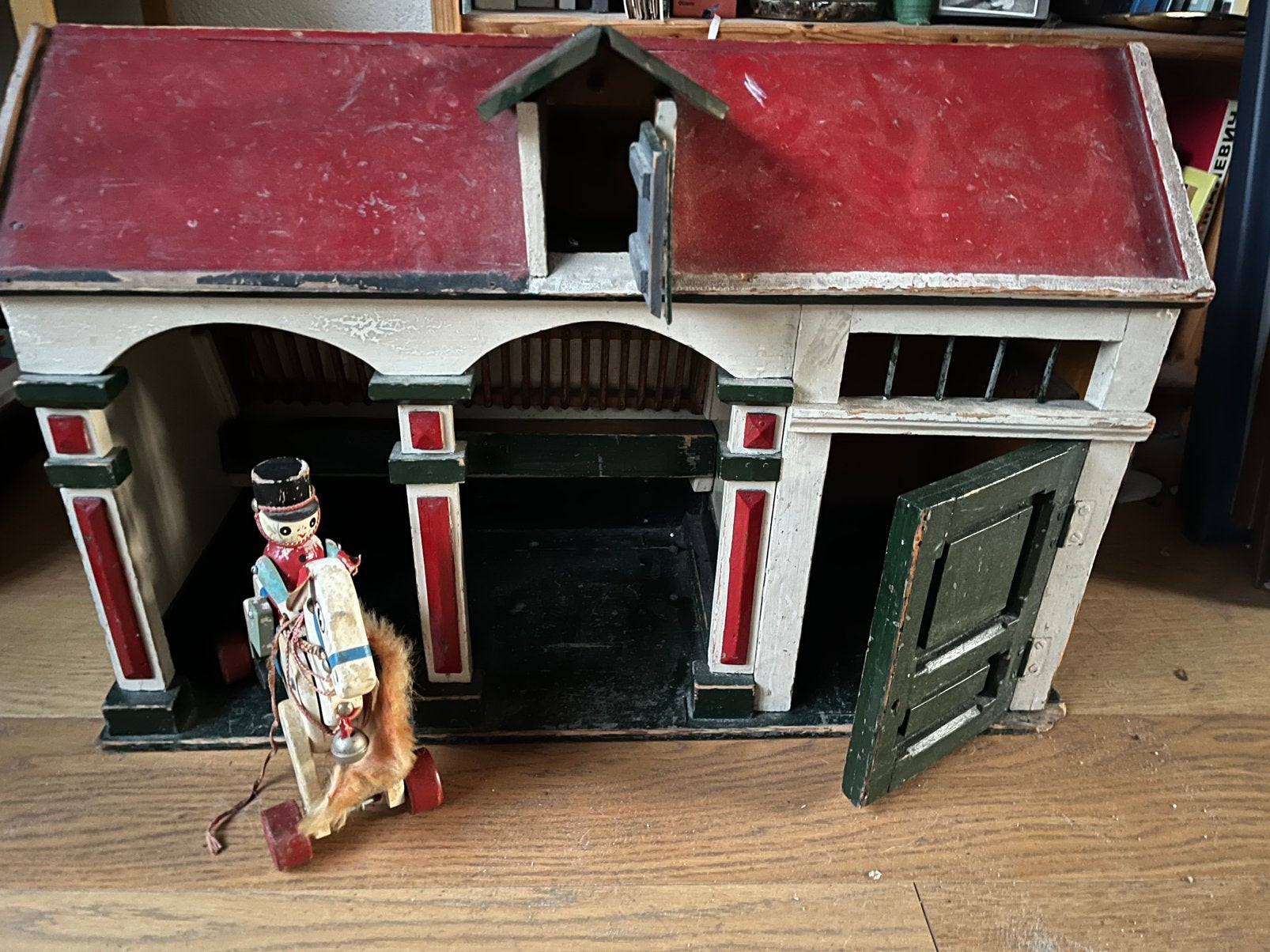 Paardenstal op poppenhuisformaat, Ophalen