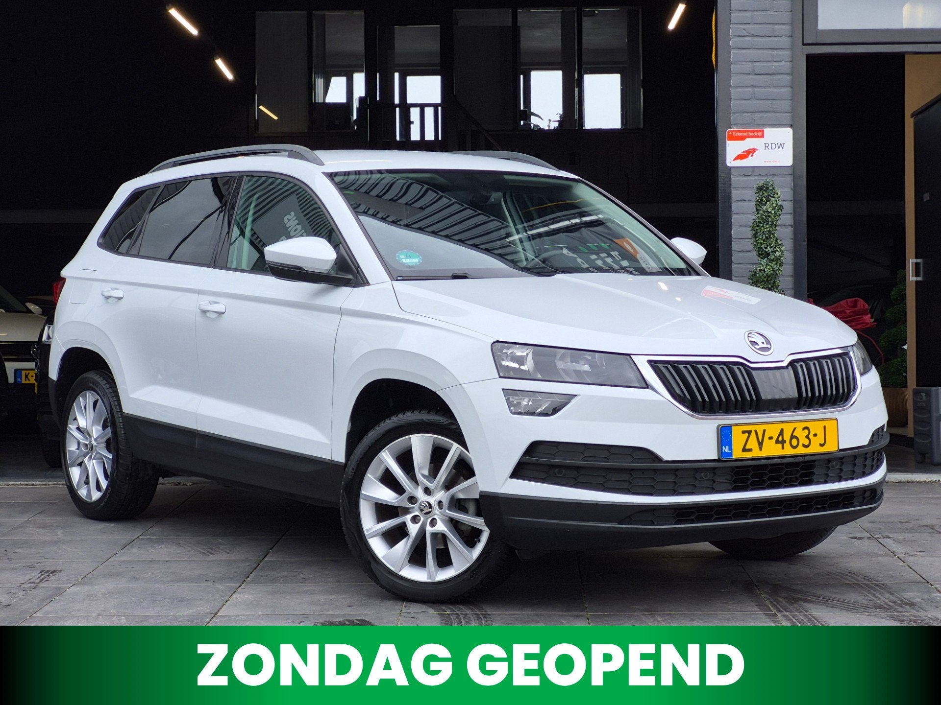 Skoda Karoq 1.0TSI Ambition Business|DSG|Cruise|Trekhaak|NAP, Auto's, Dealer onderhouden, Stof, Gebruikt, Met garantie (alle)