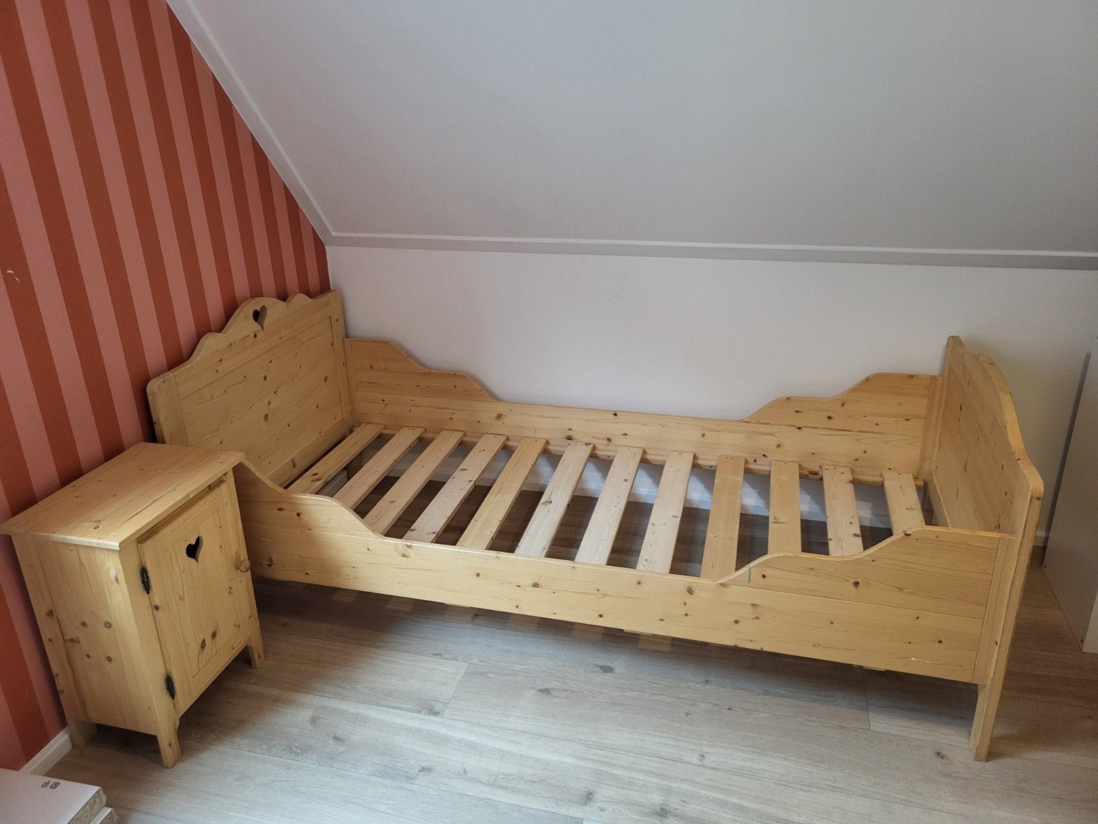 Massief houten meisjes / 1 persoons bed met nachtkastje, Ophalen, Gebruikt, 90 cm, Landelijk, Romantisch