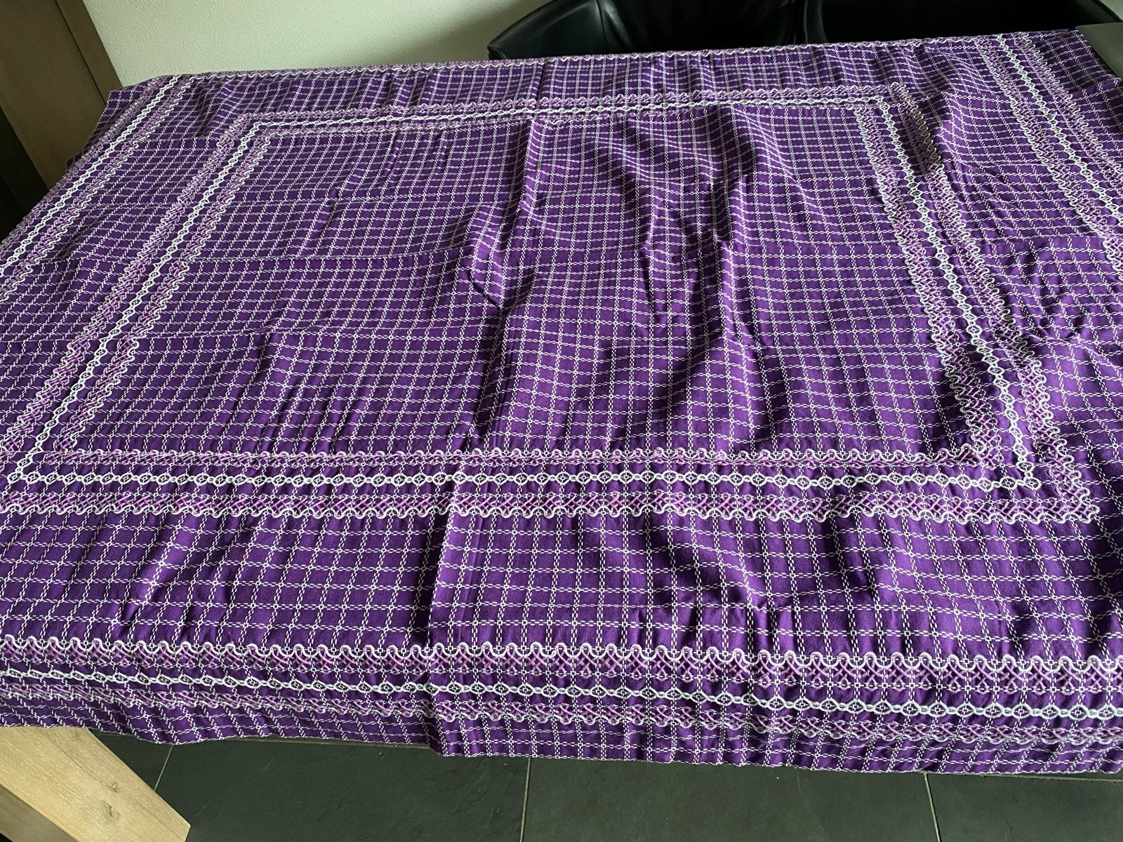 Paars tafelkleed met wit en lila borduursel (handwerk), Ophalen of Verzenden
