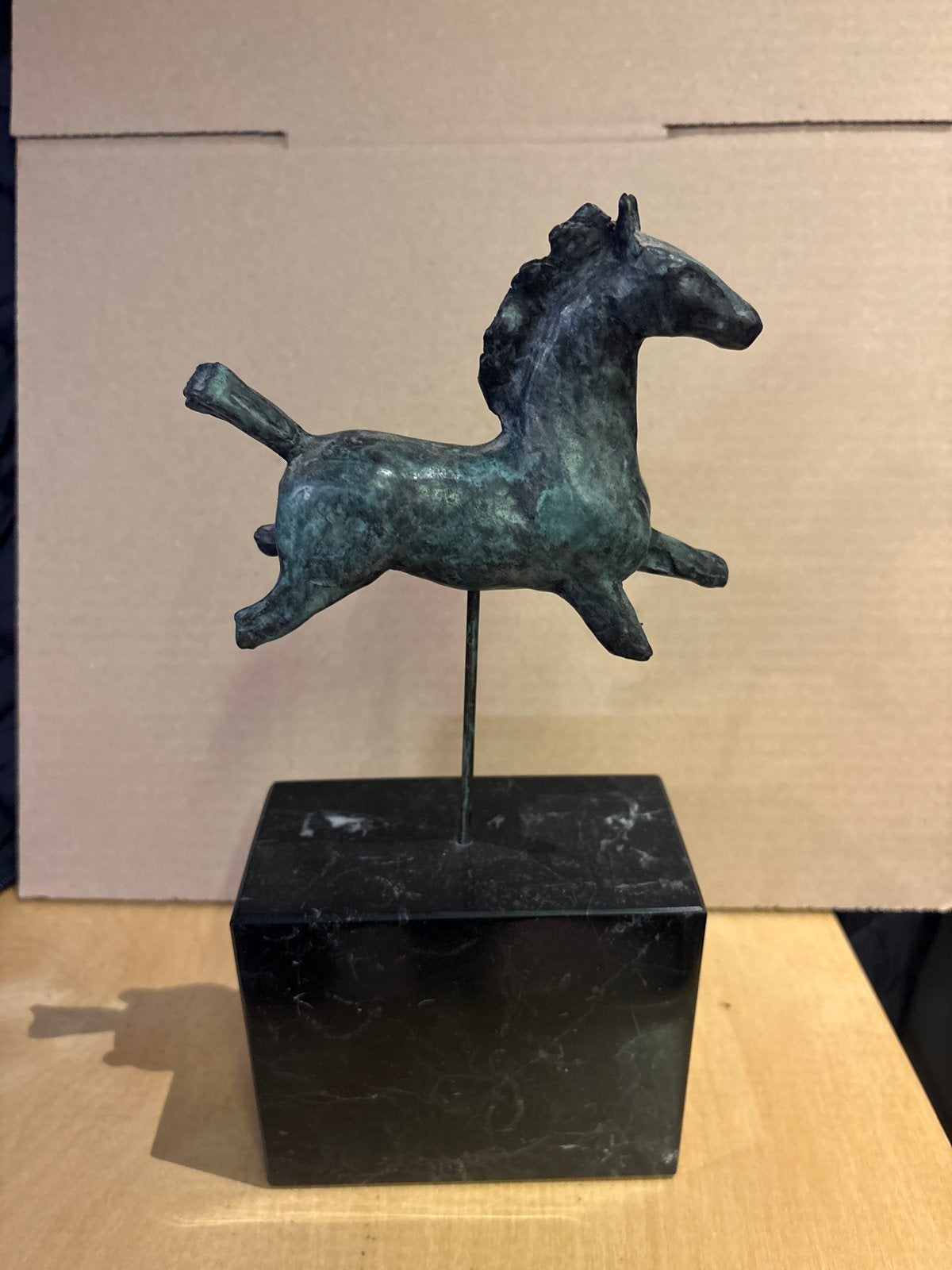 Bronzen paarden sculptuur op granieten sokkel, Ophalen of Verzenden, 20 - 50 cm, Op sokkel, Beeld