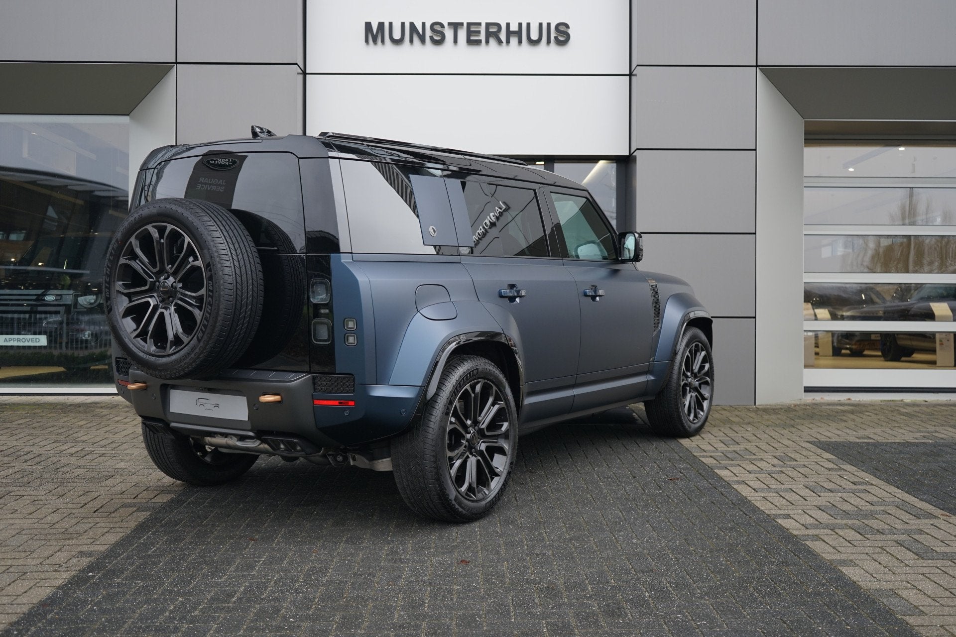 Land Rover Defender 110 4.4 P635 110 Octa | Elektrische trek, Auto's, Land Rover, Automaat, 12 maanden, Leder, 2485 kg