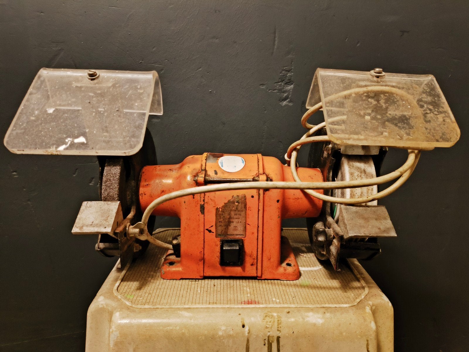 Werkbankslijpmachine met 2 slijpstenen, Ophalen, Gebruikt, Minder dan 700 watt, Werkbankslijpmachine