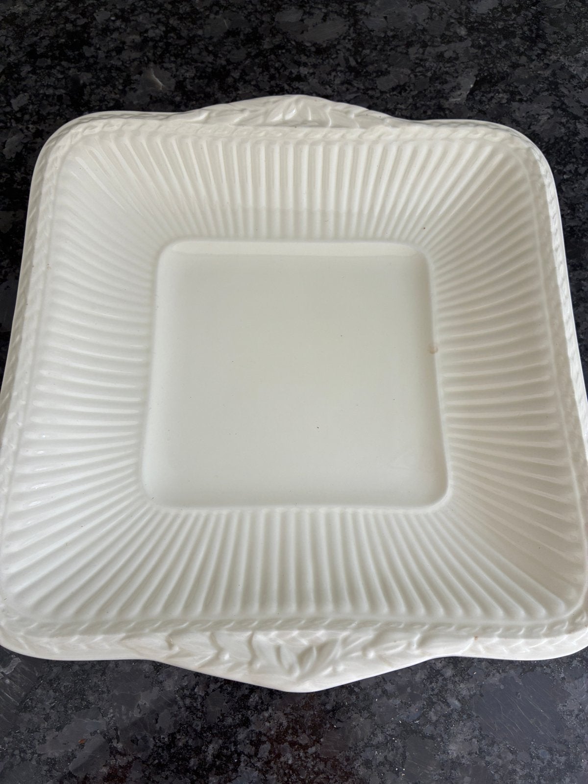 Witte vierkante wedgwood edme  schaal met reliëf, Ophalen of Verzenden