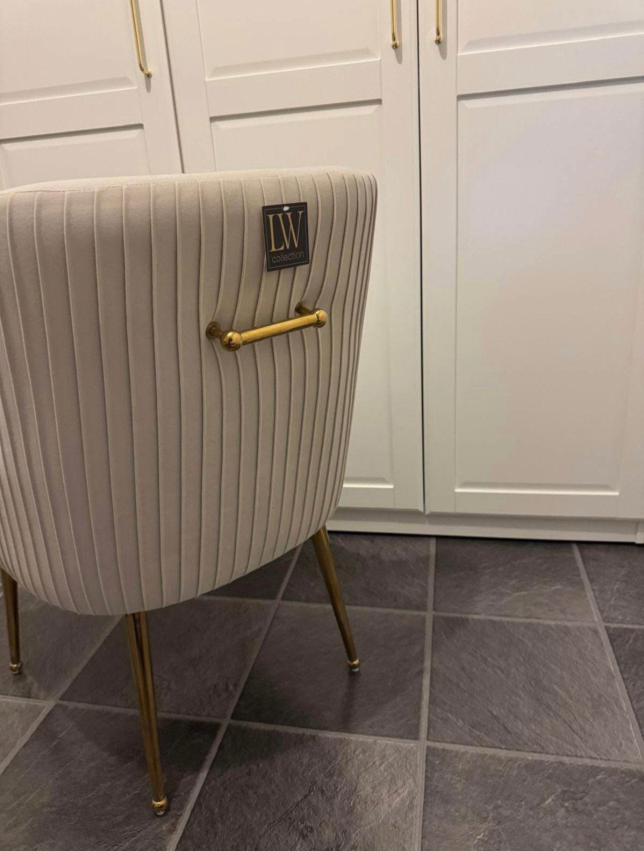 Nieuwe luxe velvet stoel met goude details!, Huis en Inrichting, Fauteuils, Ophalen, Zo goed als nieuw, 75 tot 100 cm, 50 tot 75 cm
