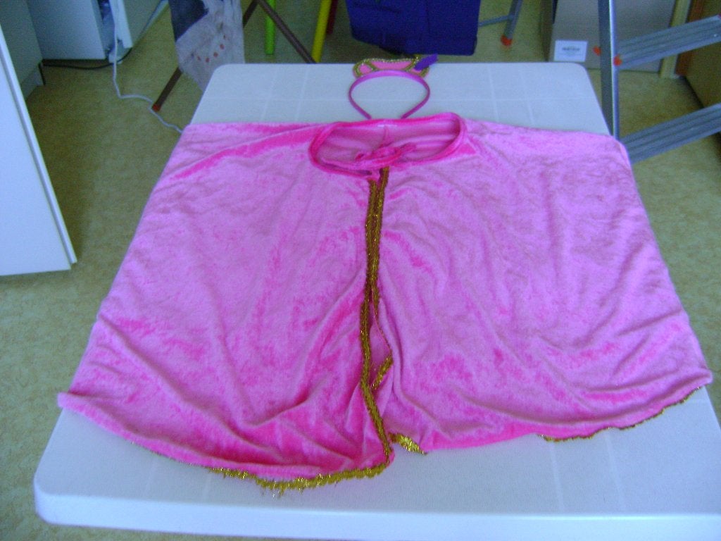 roze velourse pietencape 3/8jr goud randje diadeem lovertjes, Diversen, Sinterklaas, Ophalen of Verzenden, Zo goed als nieuw