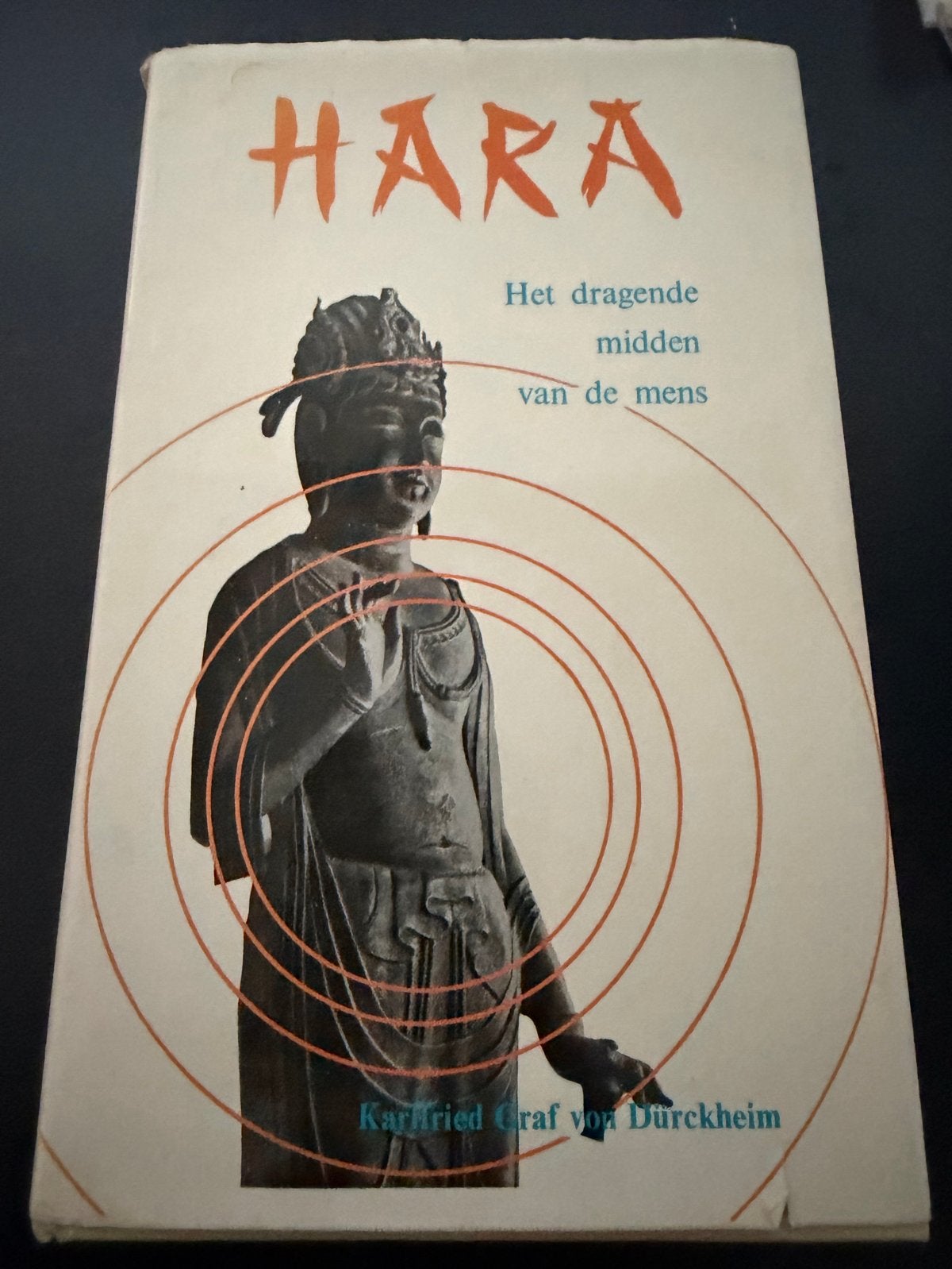 Hara: Het dragende midden van de mens - Karlfried Graf Dürck, Ophalen of Verzenden, Gelezen, Spiritualiteit algemeen, Achtergrond en Informatie