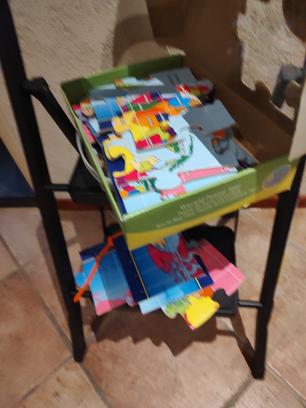 Werel puzzel spel, grote stukken, 14 kleine bordjes, Hobby en Vrije tijd, Denksport en Puzzels, Ophalen, Minder dan 500 stukjes