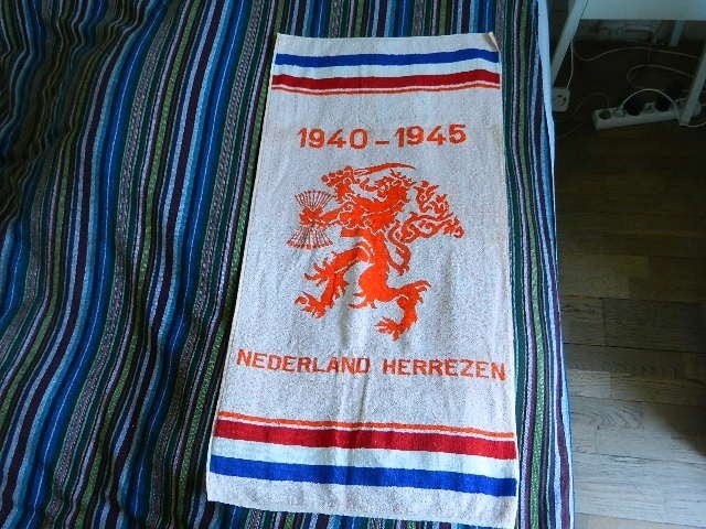 Handdoek "Nederland Herrezen 1940 - 1945", Verzamelen, Militaria | Tweede Wereldoorlog, Ophalen of Verzenden, Overige soorten
