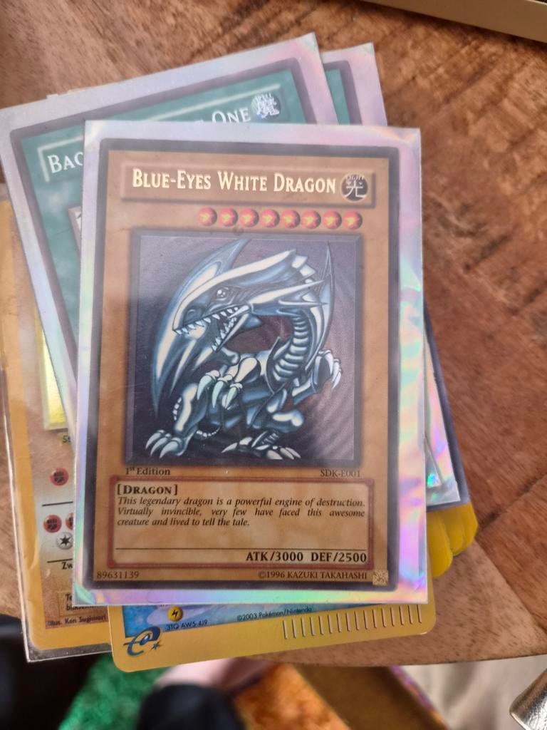 Yu-Gi-Oh! Blue-Eyes White Dragon 1st Edition SDK-E001, Ophalen of Verzenden, Gebruikt, Losse kaart, Foil