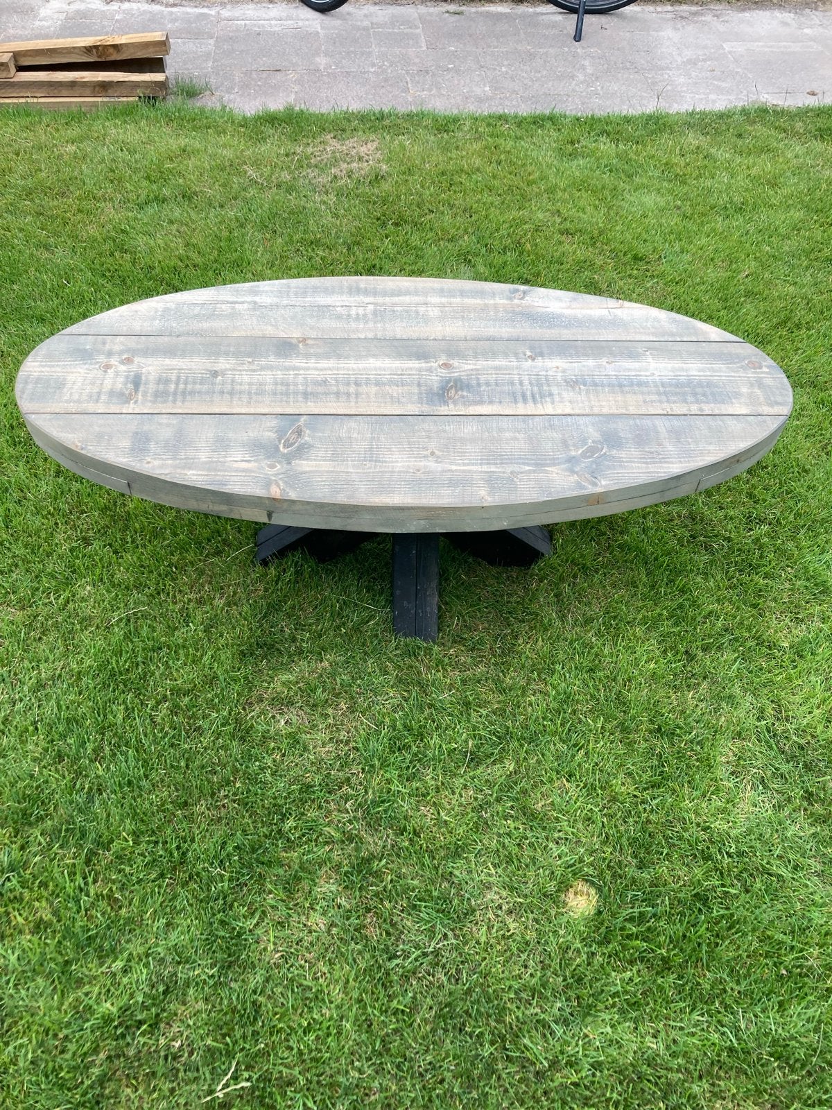 Ovale salontafel van grenenhout met zwart onderstel, Huis en Inrichting, Tafels | Salontafels, Ophalen, 100 tot 150 cm, 50 tot 100 cm