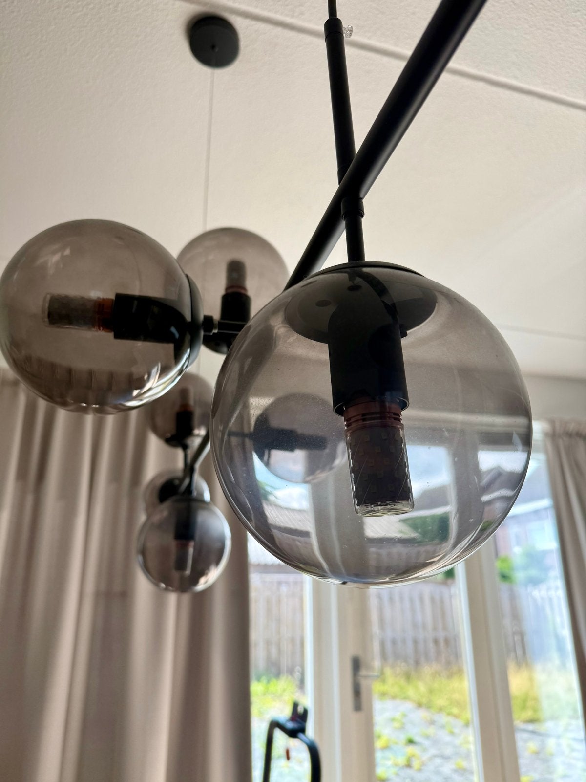 Moderne hanglamp met 8 rookglazen bollen, Ophalen, Zo goed als nieuw, Glas, E14 (klein)