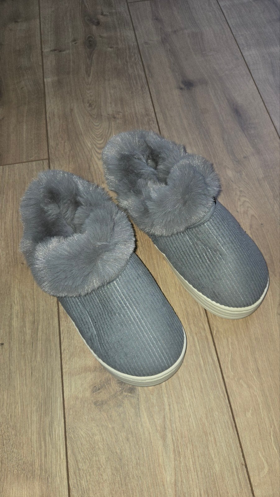 Leuke grijs/blauwig pantoffels (zo'n maat 39/40), Kleding | Dames, Ophalen of Verzenden, Nieuw, Pantoffels of Sloffen