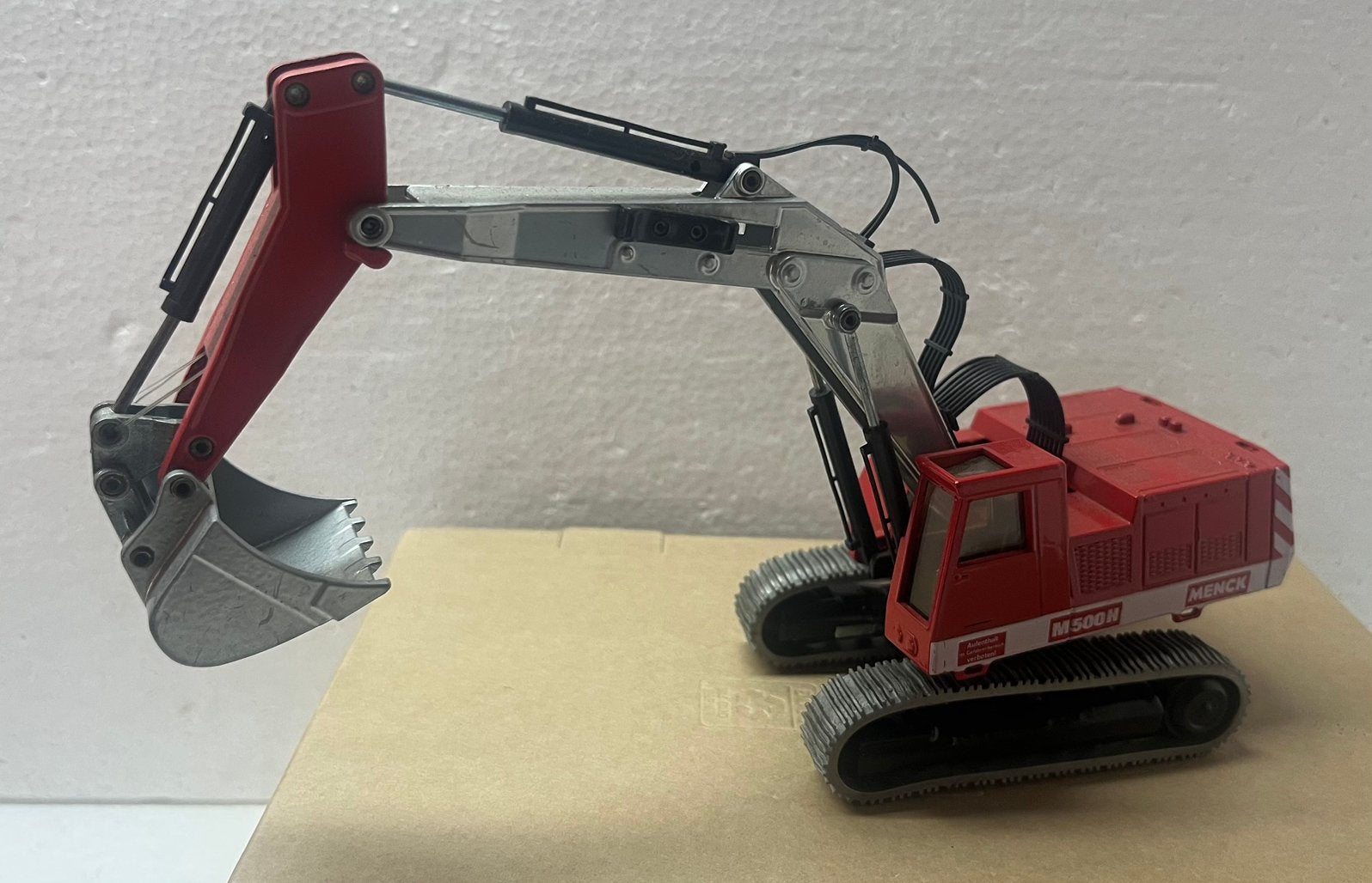 1:55 Siku 3413, Menck M 500 H, bakgraafmachine, Hobby en Vrije tijd, Ophalen of Verzenden, Auto