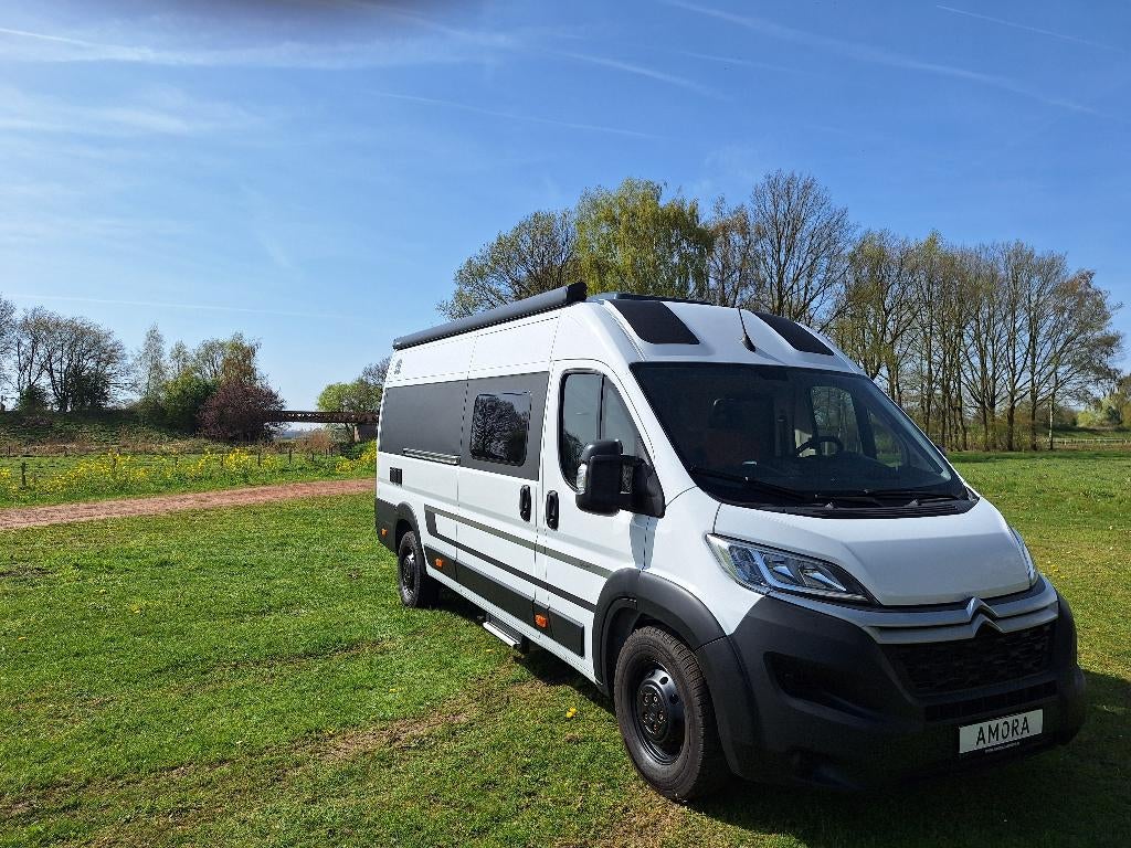 AmorA buscamper 636cm met fietsgarage en lengtebed 180x200cm, Overige merken, Buscamper of Camperbus, Ringverwarming, Tot en met 2