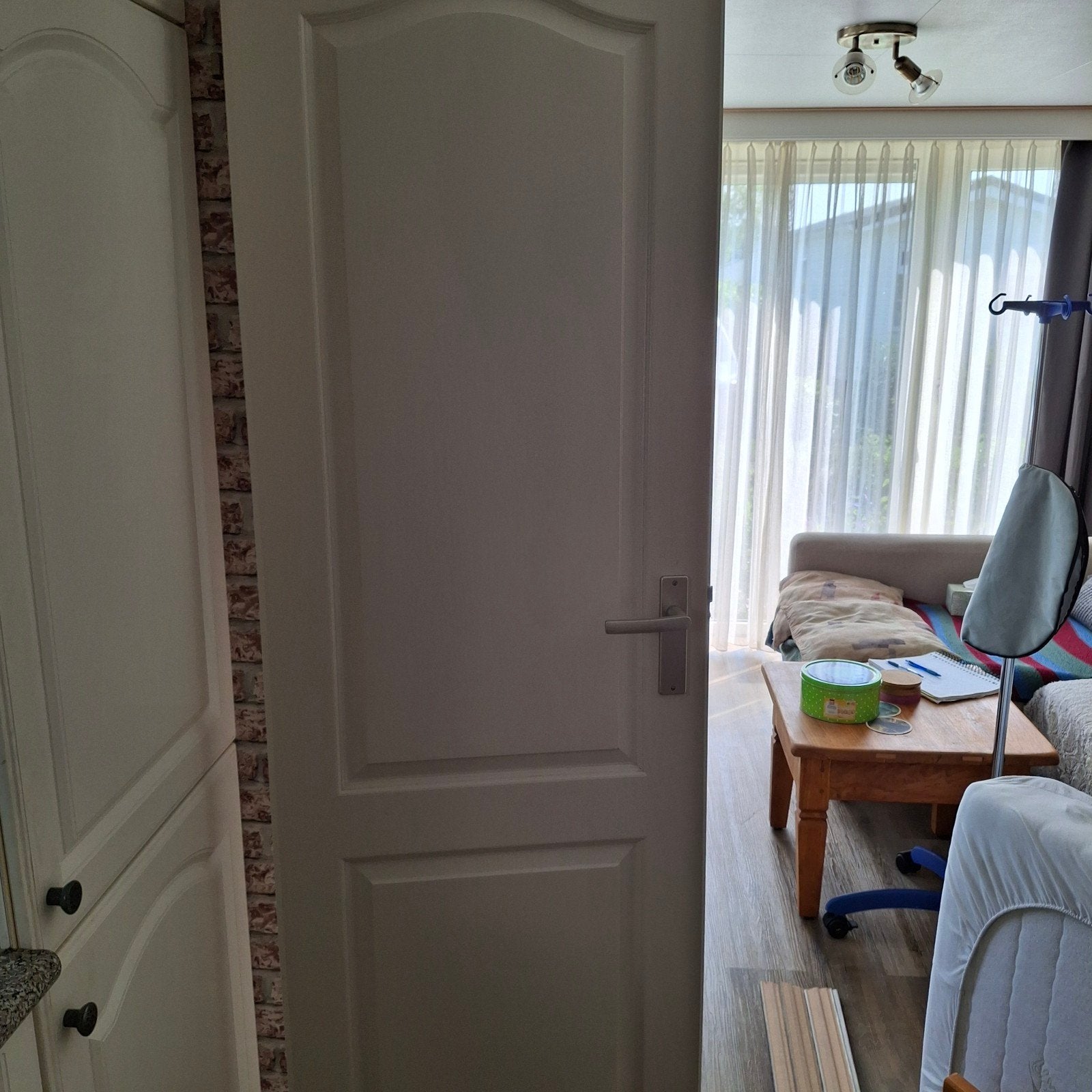 Smalle opdekdeur voor bv chalet, Ophalen