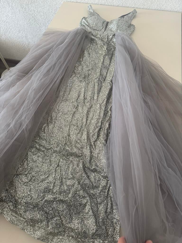 Zilverkleurige galajurk met tule, Kleding | Dames, Gelegenheidskleding, Galajurk, Ophalen of Verzenden, Maat 36 (S), Grijs
