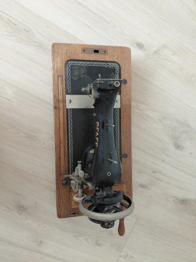 Antieke pfaff naaimachine, Ophalen