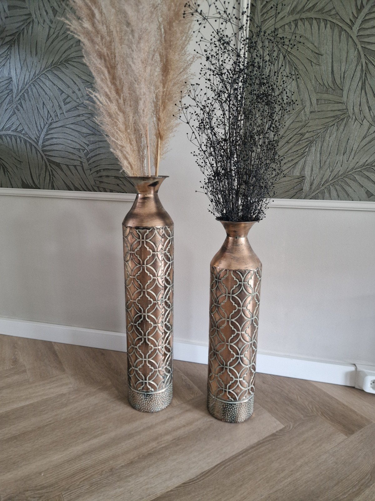 Set van twee hoge bronzen vazen met gedetailleerd patroon, Ophalen, Inclusief droogbloemen, Bruin, Zo goed als nieuw