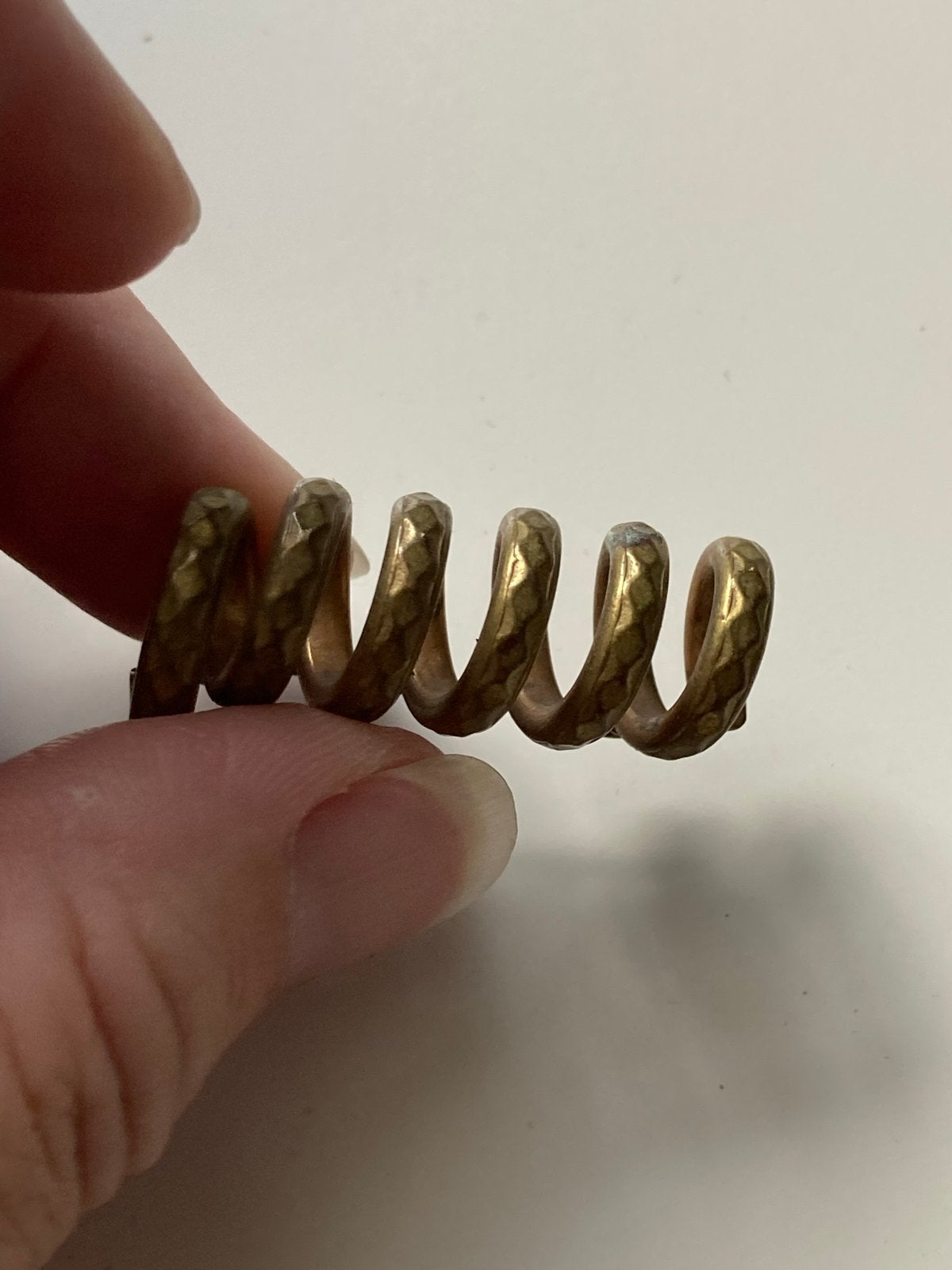 Vintage Spiraal Broche - Gehamerd Koper/Brons, 4 tot 7 cm, Ophalen of Verzenden, Goud, Koper