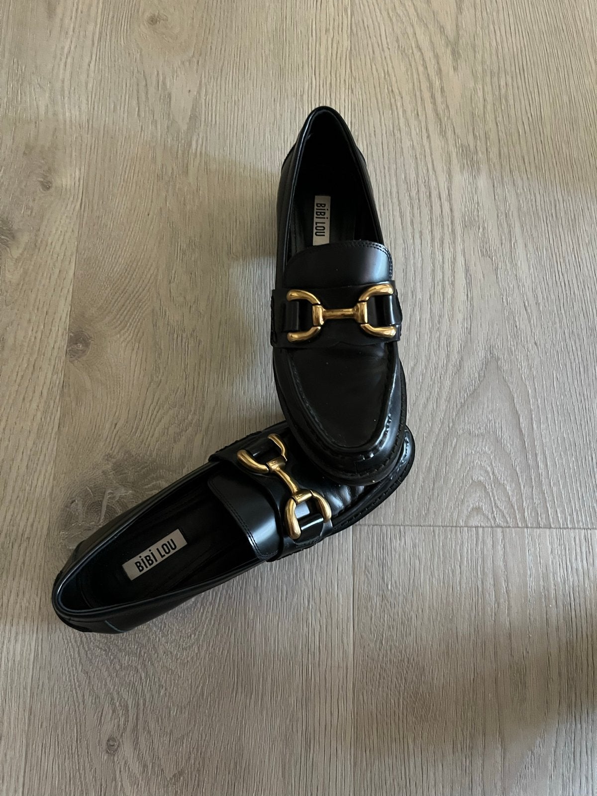Bibi Lou Instappers met gouden gesp, Kleding | Dames, Schoenen, Ophalen of Verzenden, Zo goed als nieuw, Zwart, Instappers