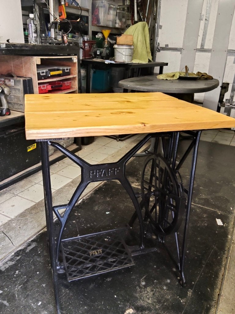 Gietijzeren naaimachine onderstel Pfaff met houten blad, Ophalen
