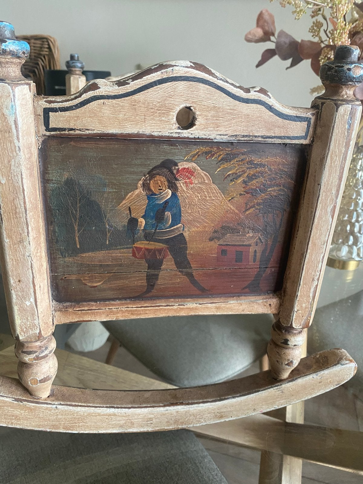 Antieke houten poppenwieg met handgeschilderde decoraties, Ophalen