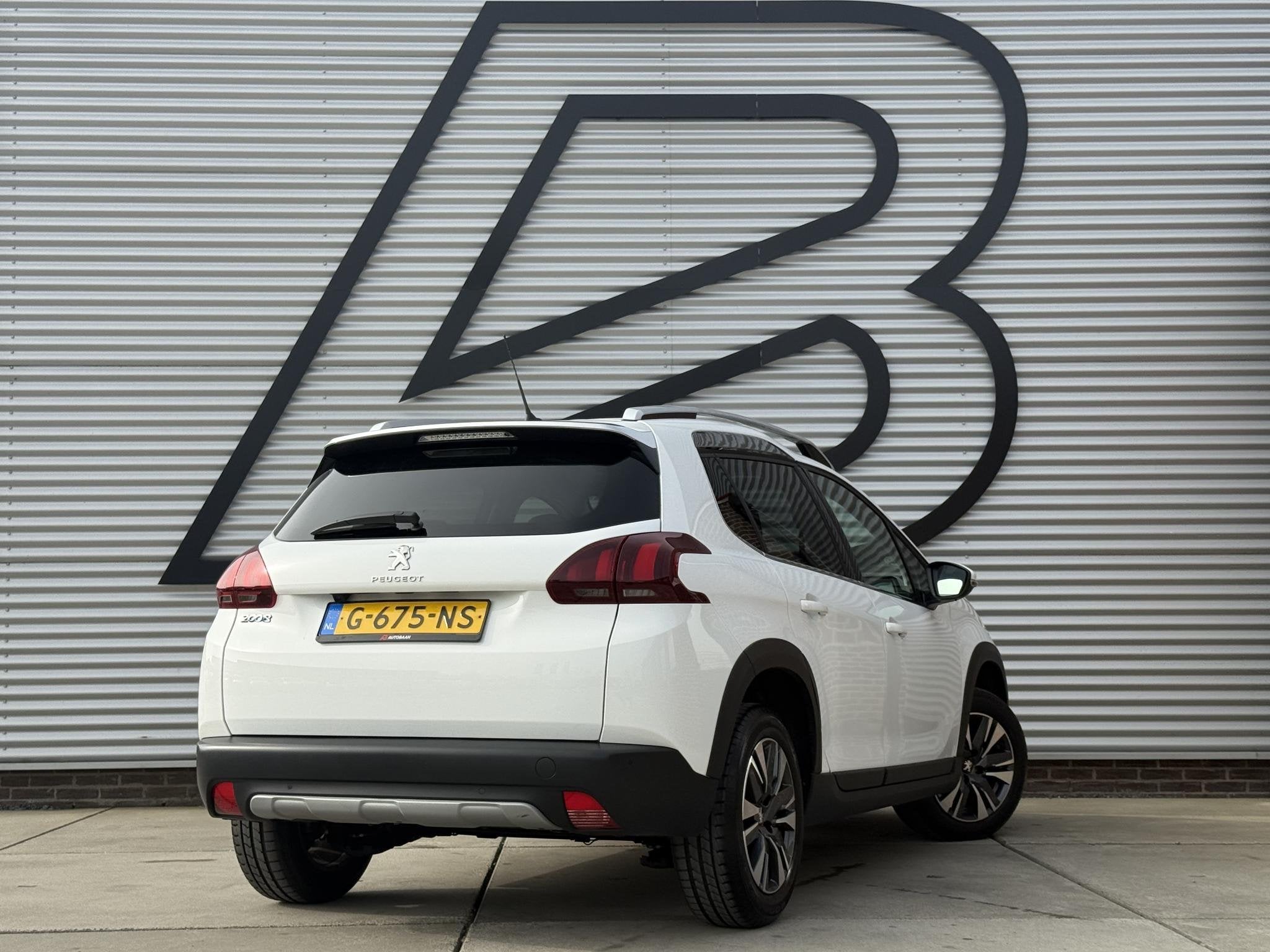 Peugeot 2008 1.2 PureTech Allure 2e Eigenaar|Navi|Pano|Camer, Voorwielaandrijving, Stof, 1199 cc, Wit