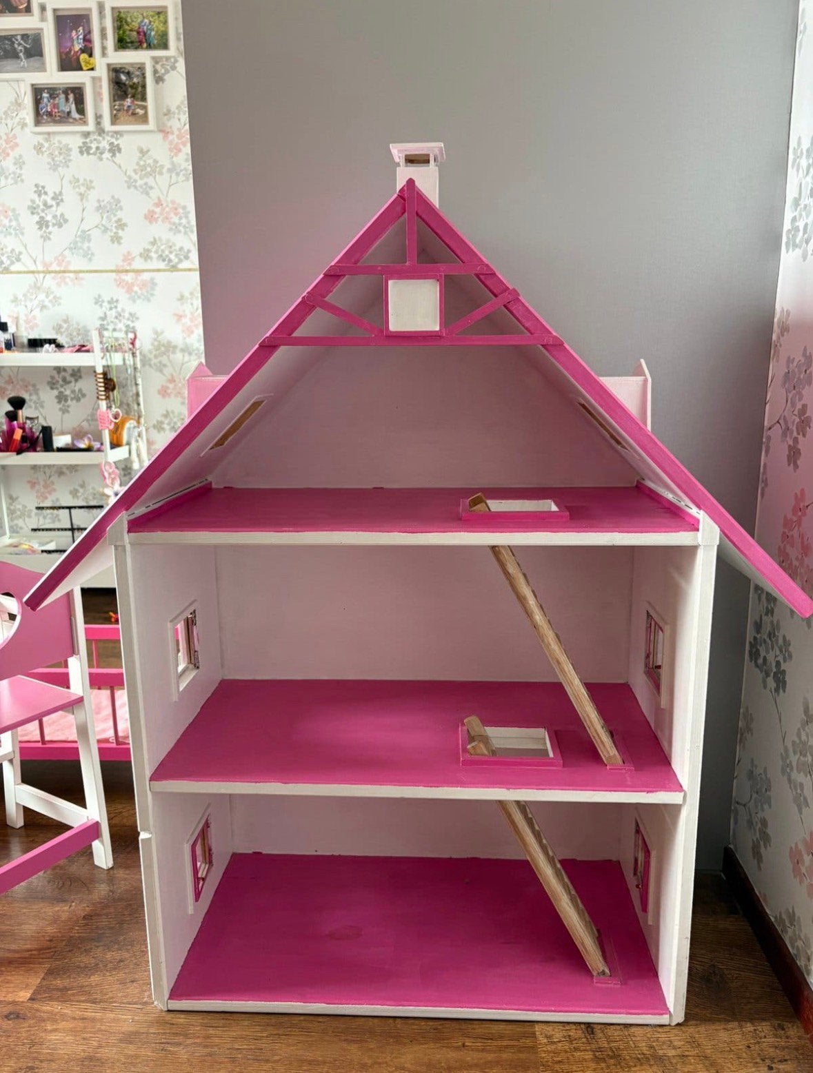 Vrolijk, groot, roze/ wit poppenhuis, Ophalen, Gebruikt, Poppenhuis