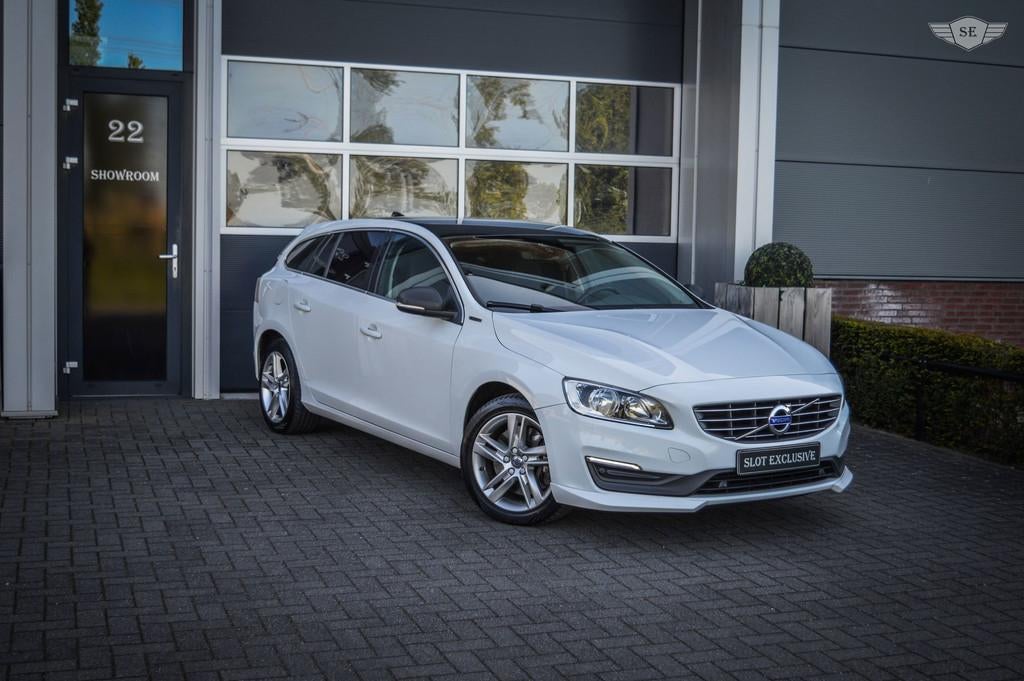 Volvo V60 2.4 D5 Twin Engine Lease Edition|CAMERA|TREKHAAK, Auto's, Volvo, Automaat, Stof, Vierwielaandrijving, 1880 kg