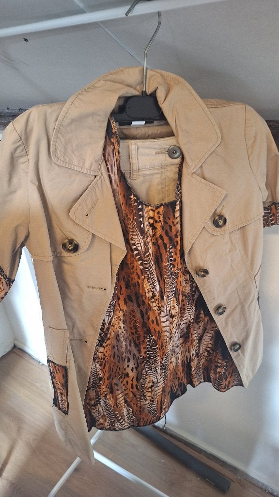 Jungle Outfit Maat 34 - Beige Jasje met Dierenprint Top, Ophalen of Verzenden, Overige thema's, Kleding, Maat 34 (XS) of kleiner