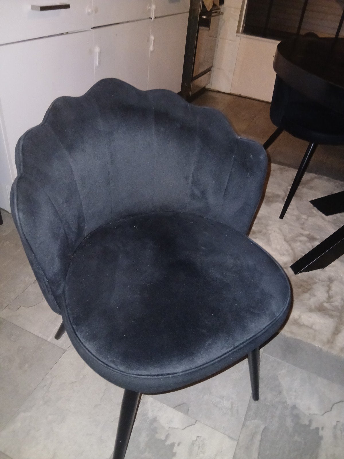 Set van 4 chique schelp eetstoelen (2x zwart, 2x zand/taupe), Huis en Inrichting, Ophalen, Overige materialen, Overige kleuren