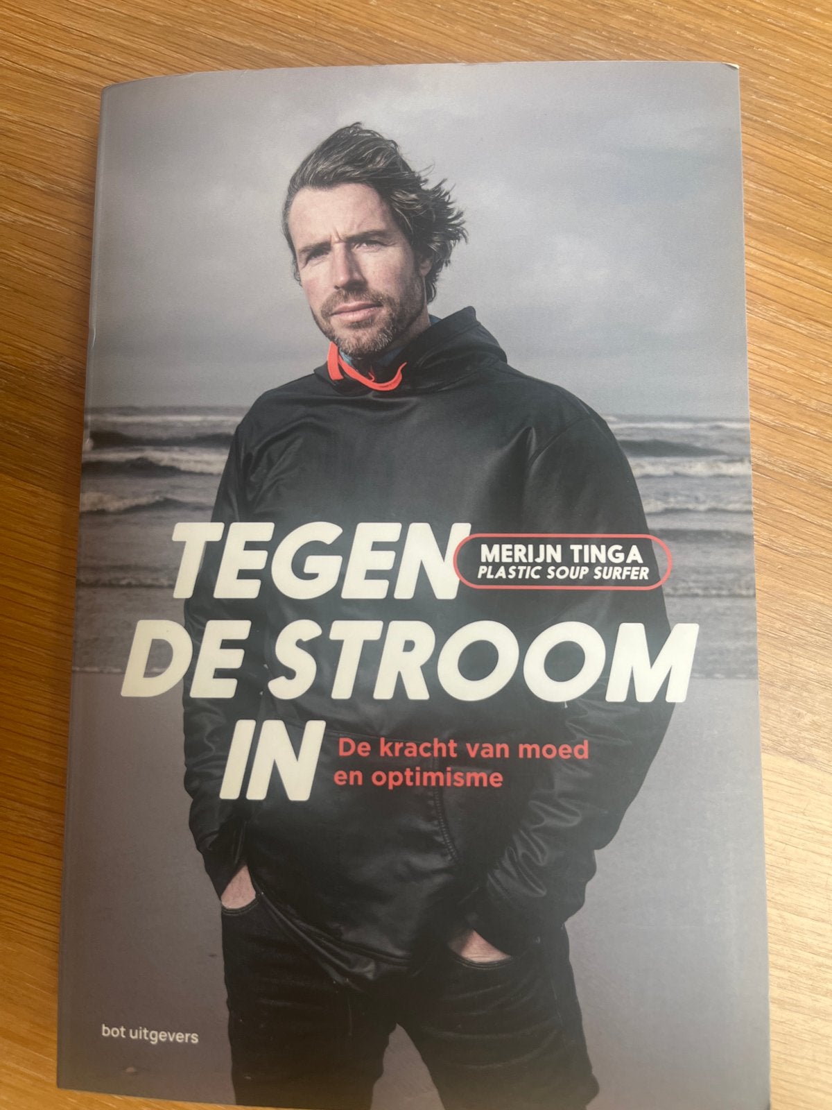Tegen de Stroom In - Merijn Tinga (Plastic Soup Surfer), Ophalen of Verzenden, Zo goed als nieuw, Overige