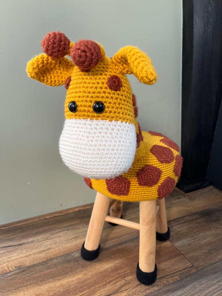 Krukje Giraffe gehaakt, Huis en Inrichting, Krukjes, Ophalen, Zo goed als nieuw, Hout