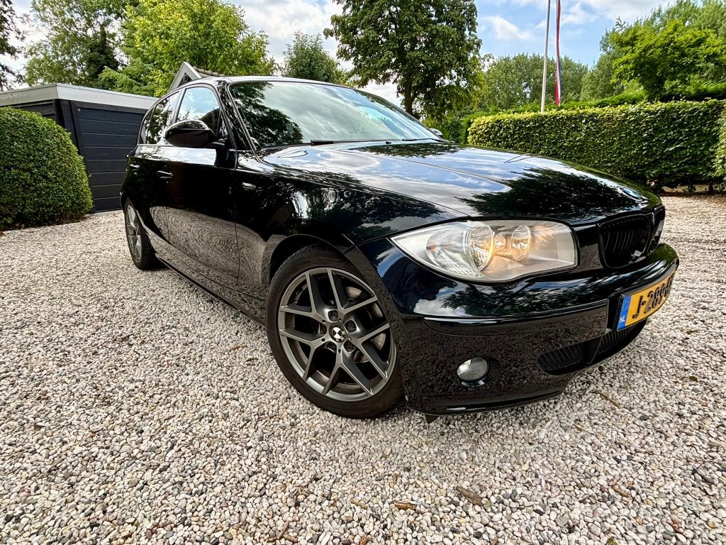 BMW 120i 5dr Zwart, High Executive, Panoramadak, Leder, Auto's, Achterwielaandrijving, 1995 cc, Zwart, 4 cilinders