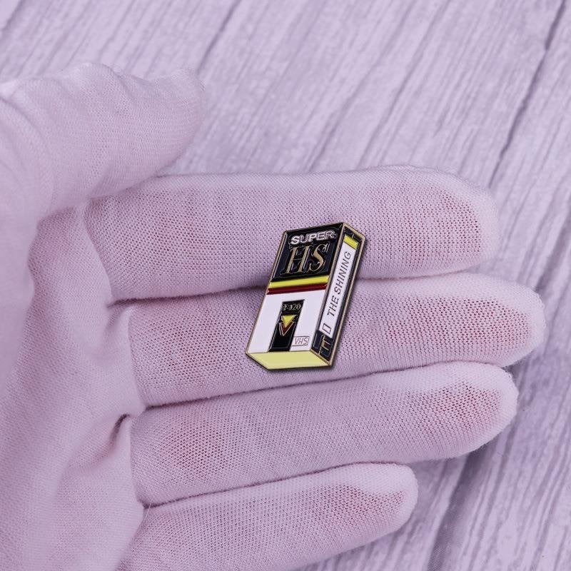 THE SHINING VHS HORROR 80\'S Collectors Enamel Pin Broche, Alle leeftijden, Verzenden, Gebruikt, Komedie