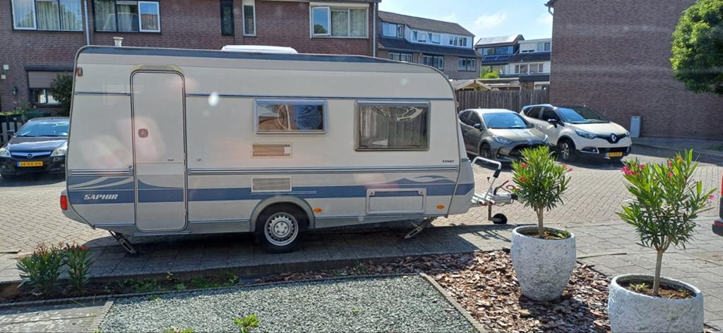 Fendt Saphir 450 QB met luifel en voortent, Caravans en Kamperen, Caravans, Kachel, Treinzit, Particulier, Tot en met 4