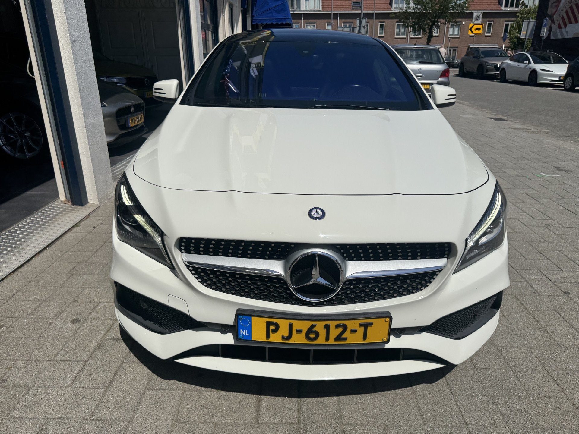 Mercedes-Benz CLA-Klasse Shooting Brake 180 AMG/EDITION/PANO, 730 kg, Gebruikt, 4 cilinders, Leder en Stof