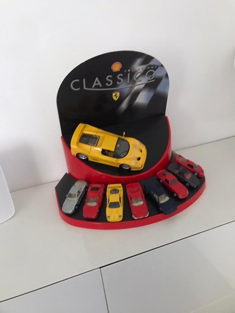 Ferrari Classic Display met 7 modelauto’s 1:43 + Ferrari F50, Hobby en Vrije tijd, Modelauto's | 1:43, Ophalen, Zo goed als nieuw