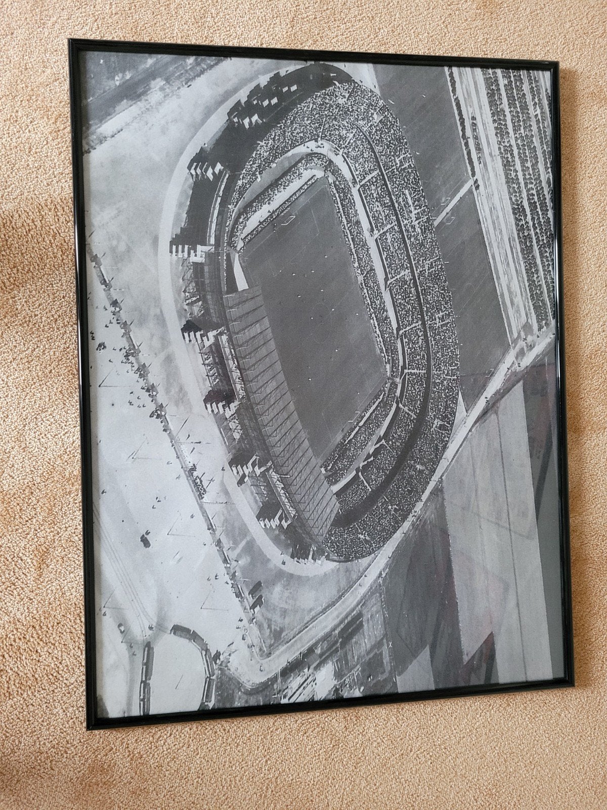 Ingelijste zwart-wit foto van stadion Feyenoord, 50 – 75, Ophalen of Verzenden, Zo goed als nieuw, Foto of Poster