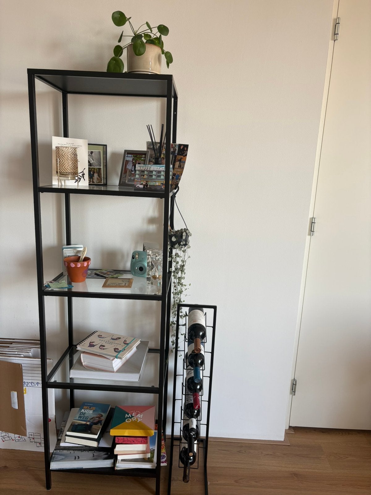 Vittsjö Zwart metalen IKEA stellingkast met 5 glazen planken, Met plank(en), Gebruikt, Metaal, 150 tot 200 cm