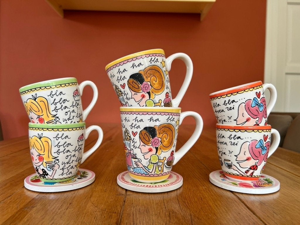 Blond Even Bijkletsen, 4 kopjes, 2 mokken, Verzenden, Zo goed als nieuw, Overige stijlen, Kop(pen) en/of Schotel(s)