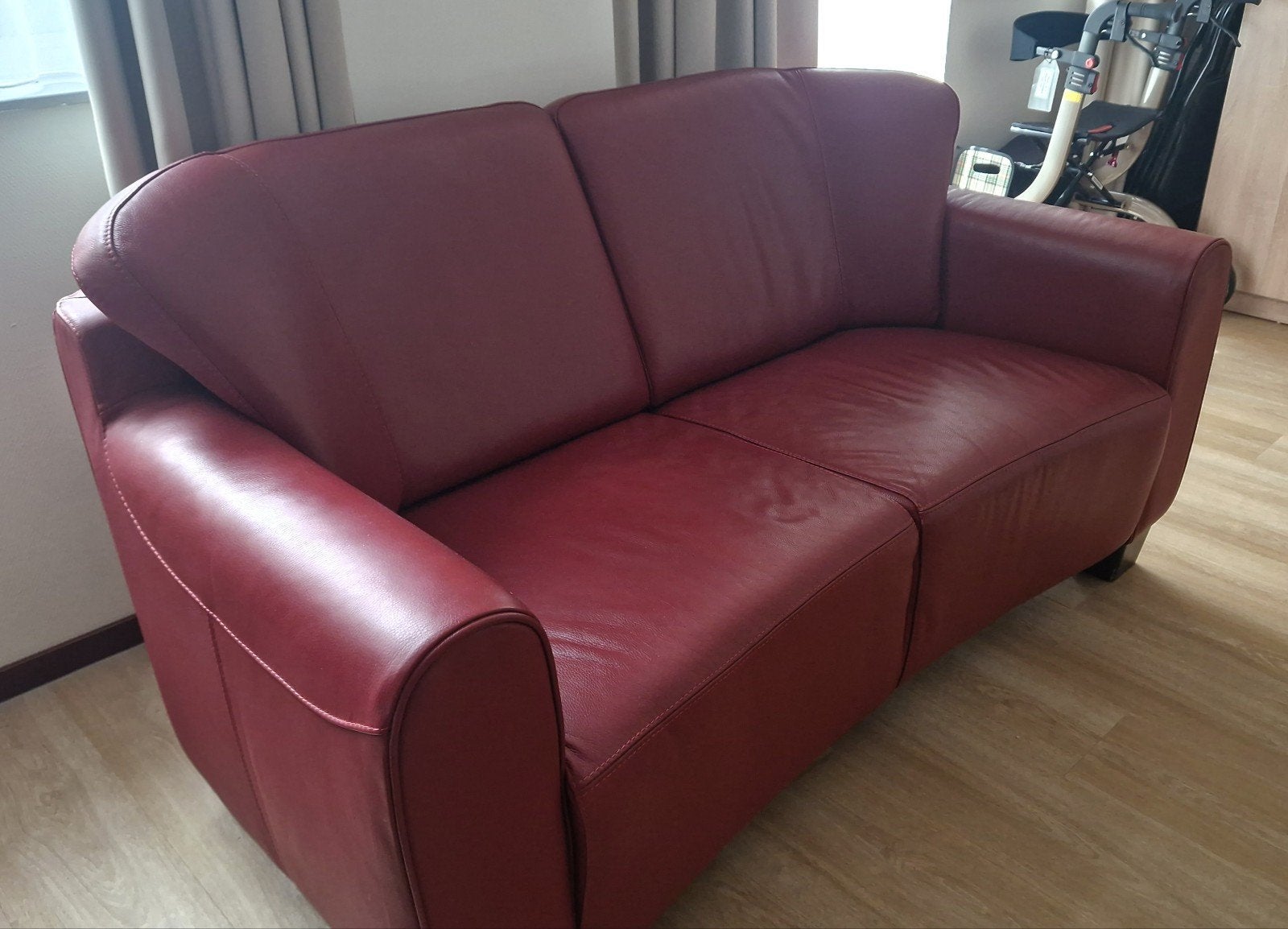 Als Nieuwe leren Montèl bank, bordeaux rood/wijnrood, Huis en Inrichting, Banken | Bankstellen, Ophalen, 100 tot 125 cm, 150 tot 200 cm