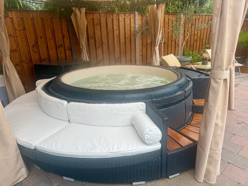 Foto 6 van Softub Resort 6 pers Jacuzzi met omkasting en leuke extra's